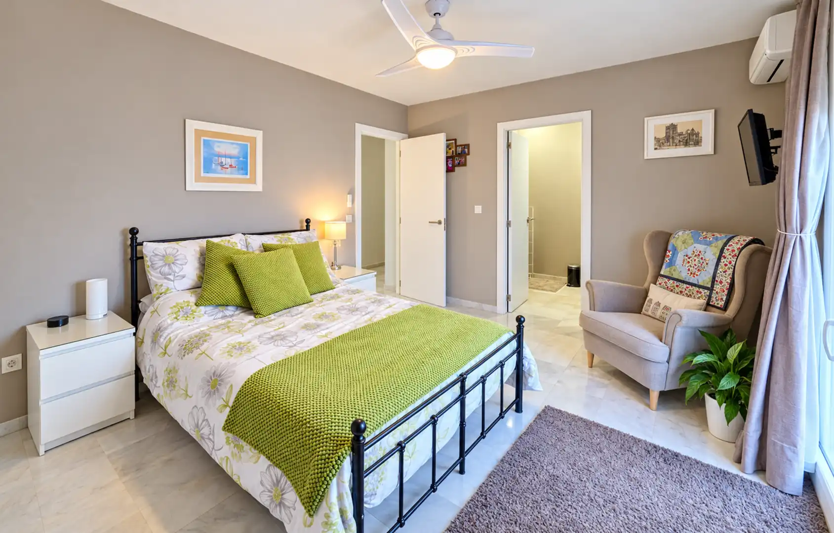 Bedroom of Houses for sale in La Duquesa