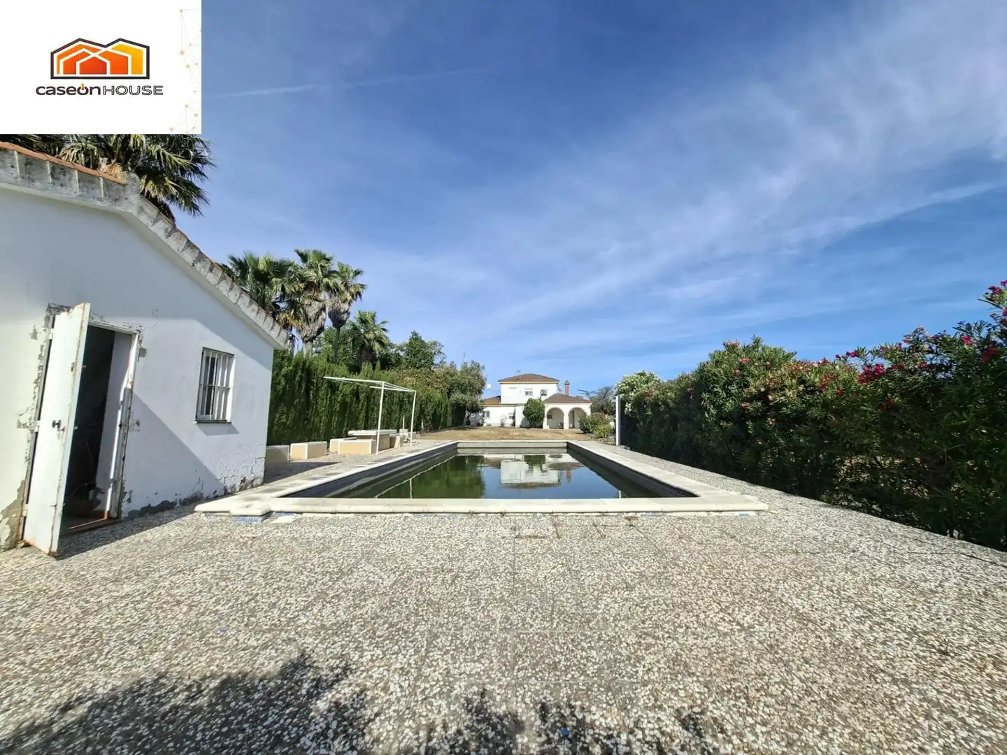 Vista exterior de Casa o chalet en venta en Chiclana de la Frontera con Terraza y Piscina comunitaria