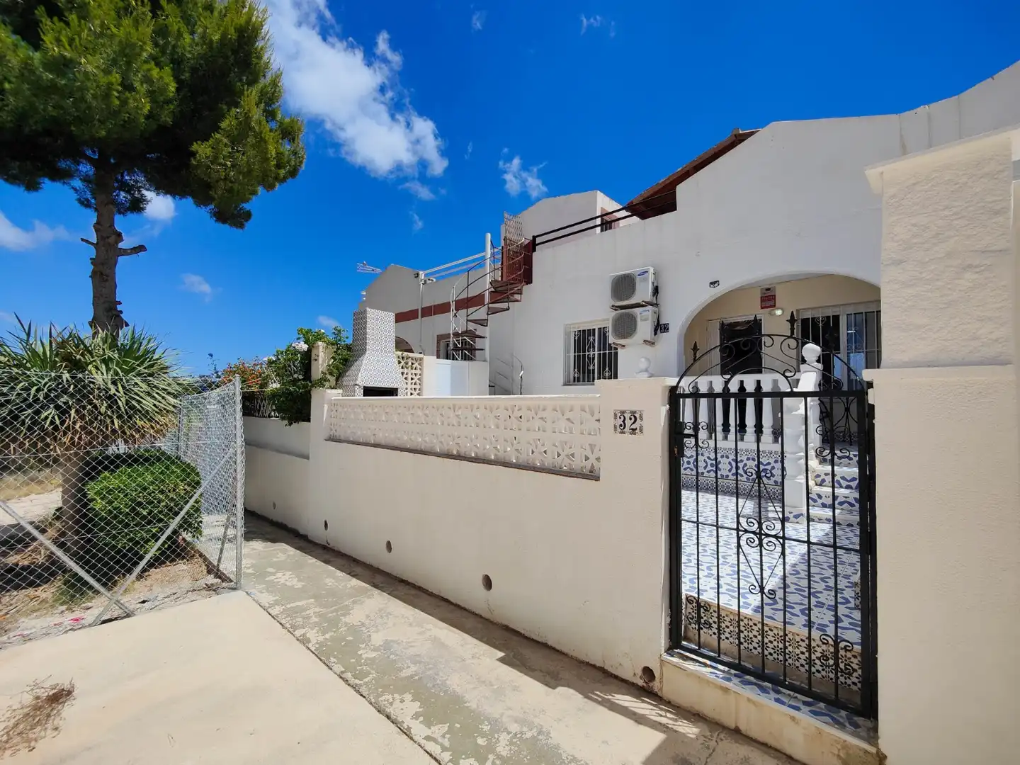 Außenansicht von Einfamilien-Reihenhaus zum Verkauf in Torrevieja mit Klimaanlage, Privatgarten und Terrasse