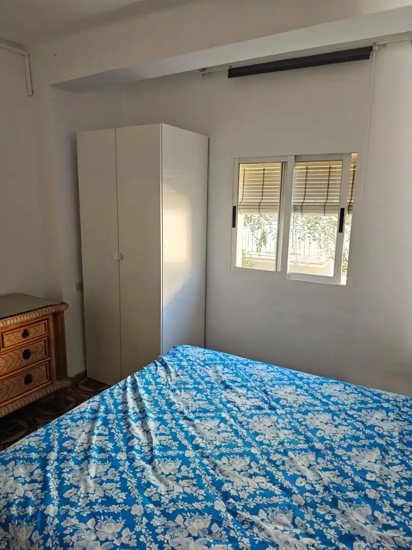 Schlafzimmer von Wohnung zur Miete in Granada mit Privatgarten, Möbliert und Balkon