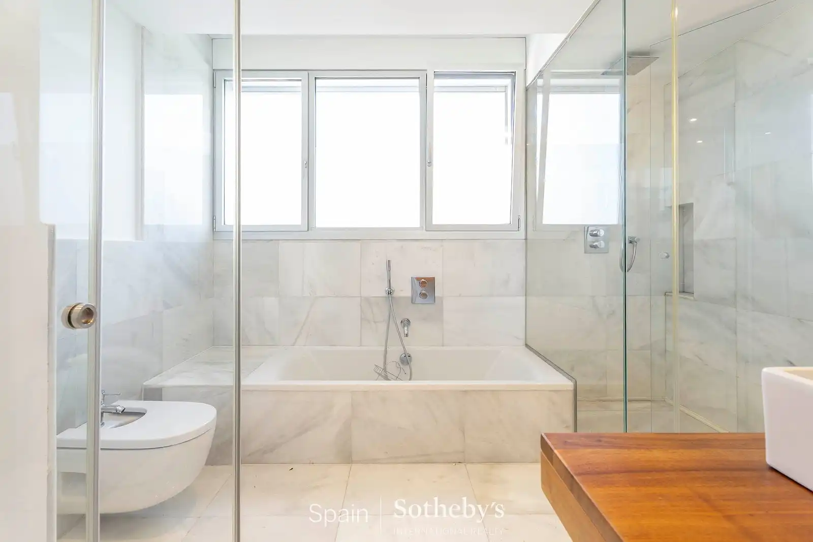 Baño de Casa adosada en venta en Madrid con Aire acondicionado, Calefacción y Jardín privado