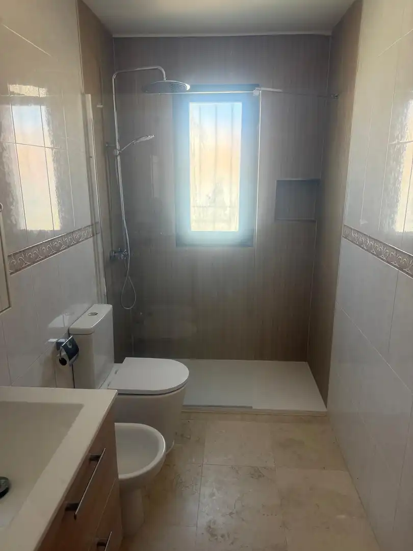 Bany de Casa adosada en venda en Chiclana de la Frontera amb Aire condicionat, Calefacció i Jardí privat