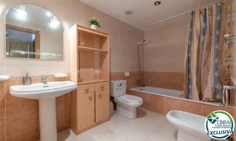 Baño de Casa adosada en venta en Roses con Calefacción, Terraza y Horno