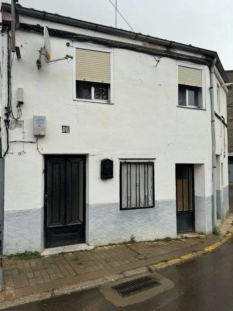Außenansicht von Gebäude zum Verkauf in Guijuelo
