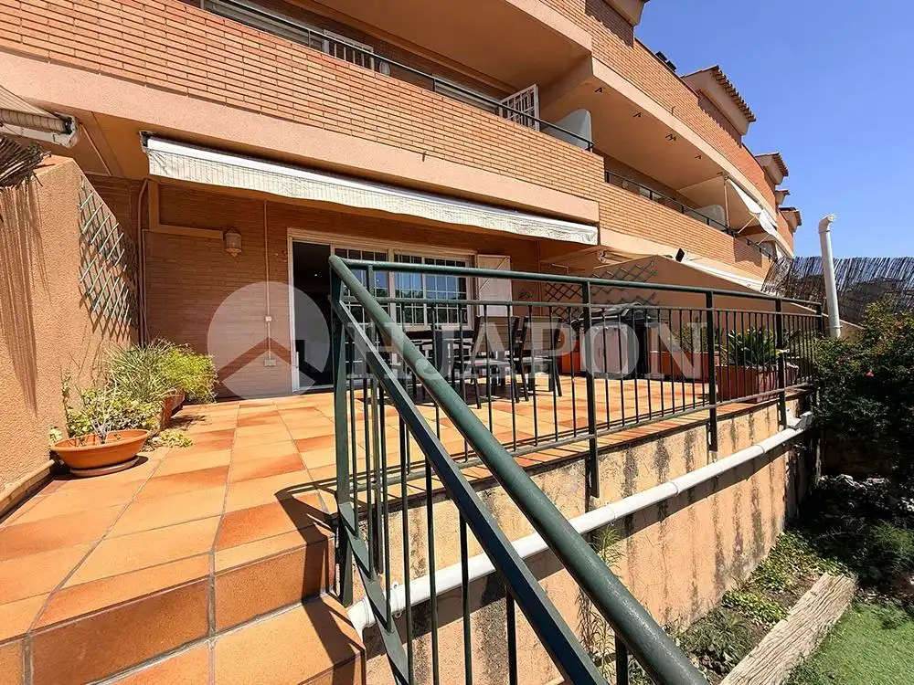 Vista exterior de Casa adosada en venta en El Masnou con Calefacción, Jardín privado y Terraza