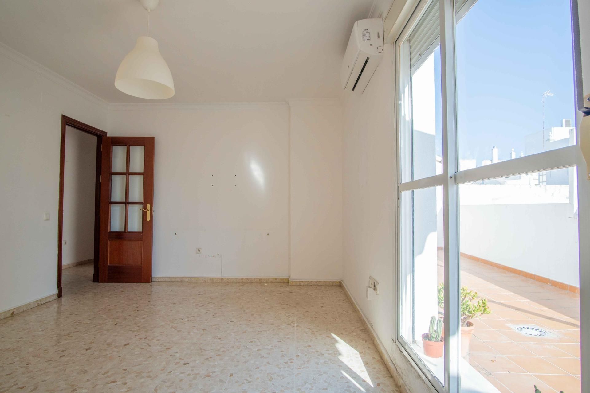 Attic for sale in San Fernando  with Air Conditioner