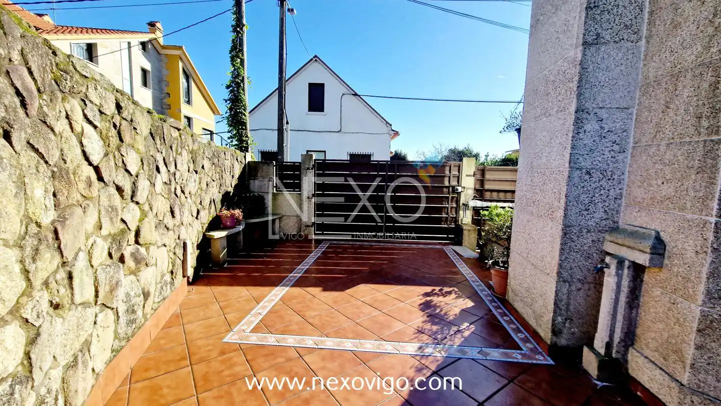 Vista exterior de Casa adosada en venta en Cangas  con Calefacción, Trastero y Amueblado