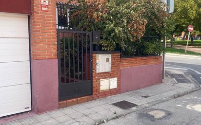 Vista exterior de Casa adosada en venda en Getafe amb Aire condicionat, Terrassa i Balcó