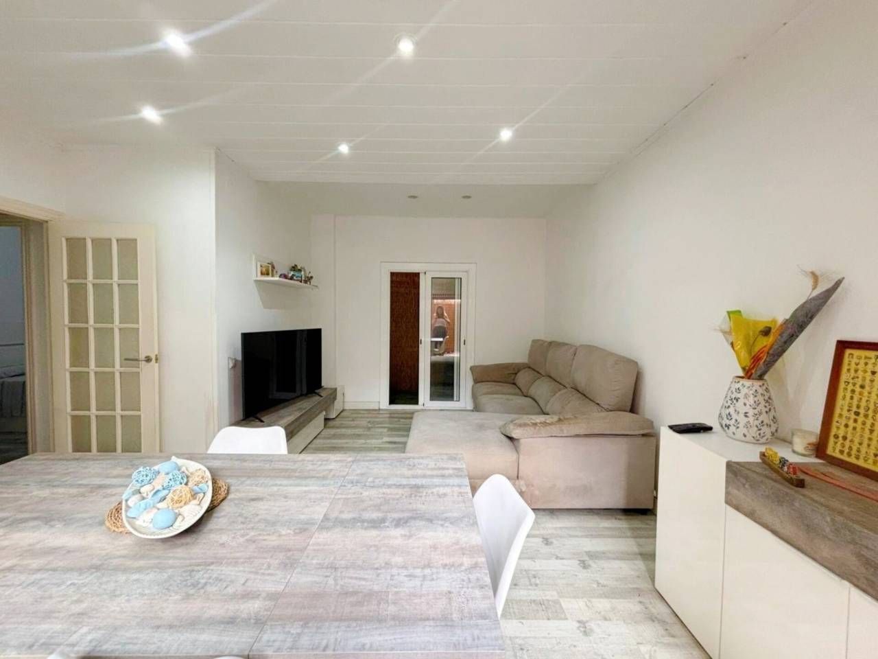 Living room of Flat for sale in Cerdanyola del Vallès  with Parquet flooring and Furnished