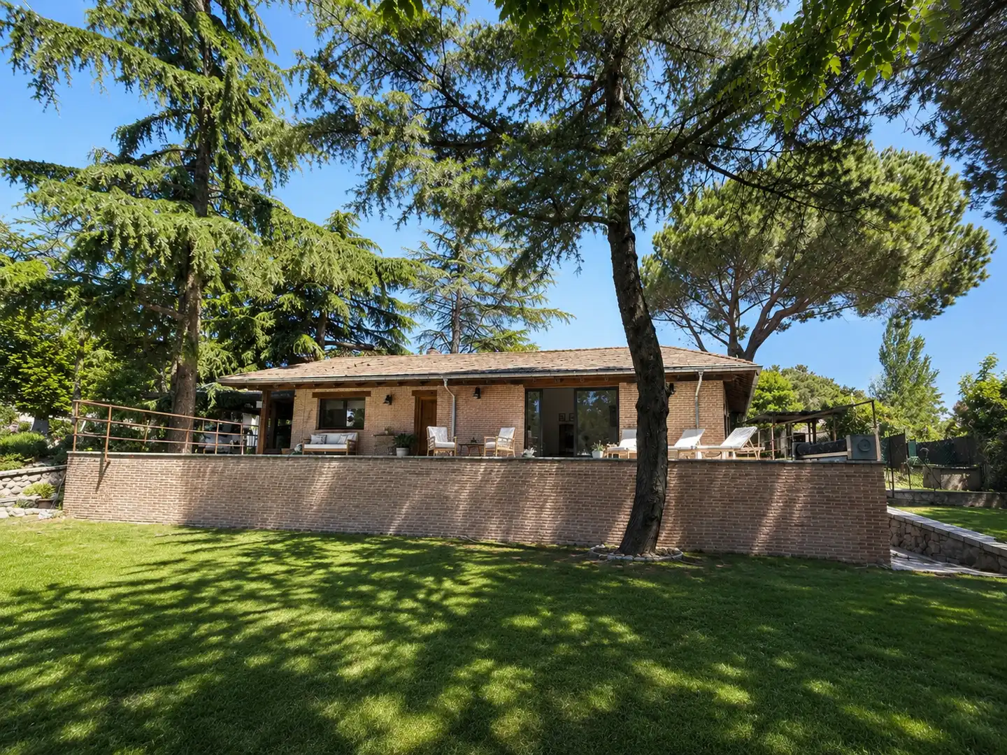 Jardí de Casa o xalet en venda en Hoyo de Manzanares amb Jardí privat, Piscina i Moblat