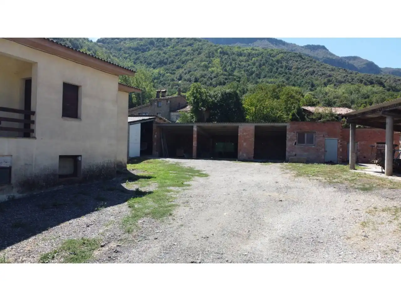 Aparcament de Finca rústica en venda en La Vall d'en Bas amb Calefacció, Jardí privat i Terrassa