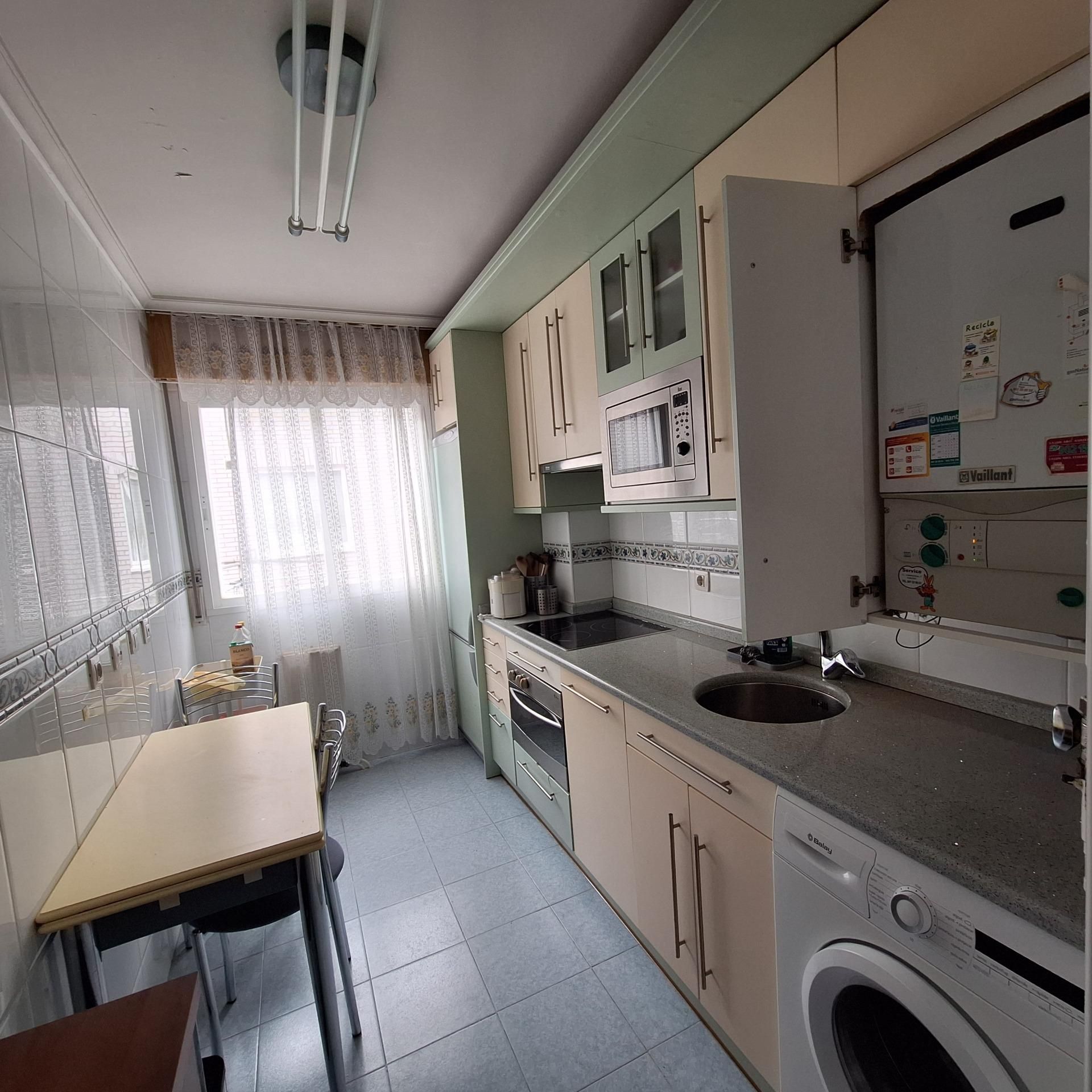 Cuina de Apartament de lloguer en Burgos Capital amb Calefacció i Moblat