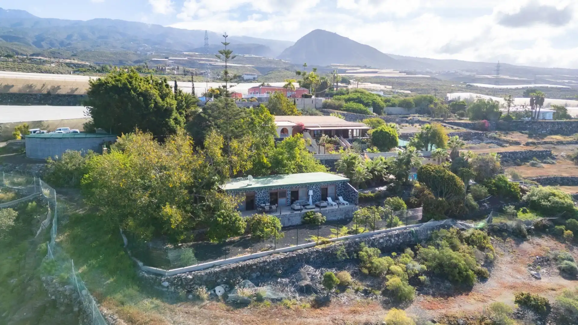 Vista exterior de Casa o xalet en venda en Guía de Isora amb Aire condicionat, Jardí privat i Terrassa