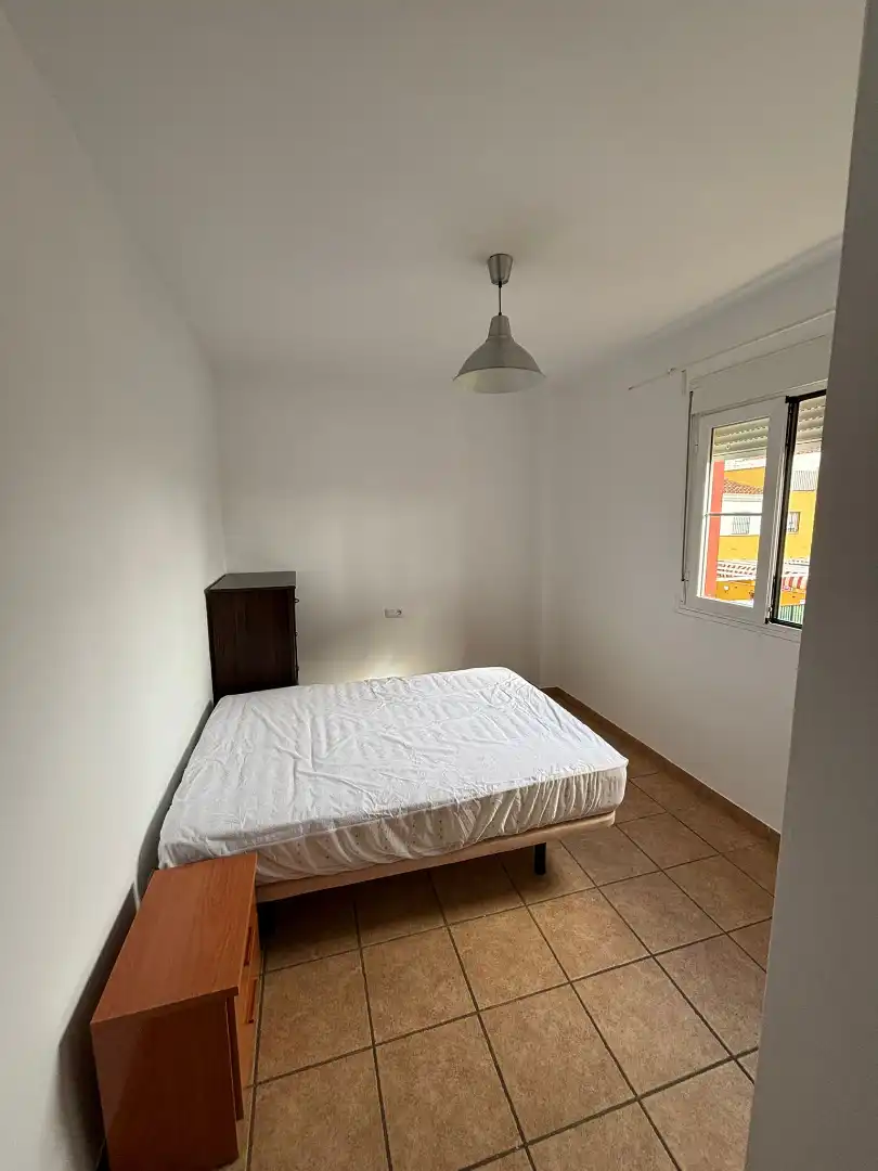 Dormitori de Apartament de lloguer en Dos Hermanas amb Aire condicionat, Terrassa i Moblat