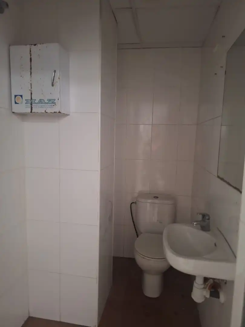 Bany de Local de lloguer en Valencia amb Aire condicionat