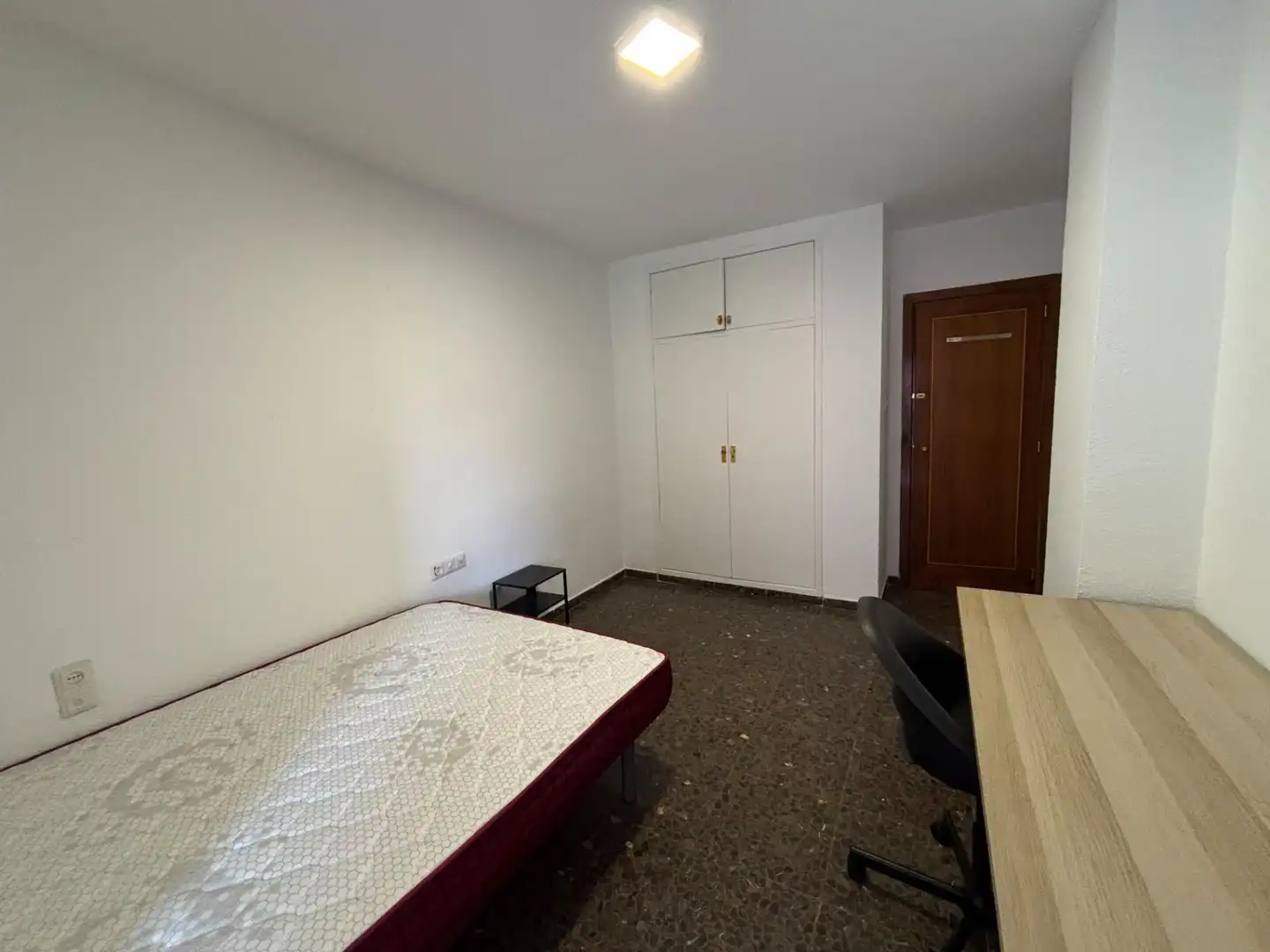Habitación de Piso para compartir en Granada con Calefacción y Amueblado