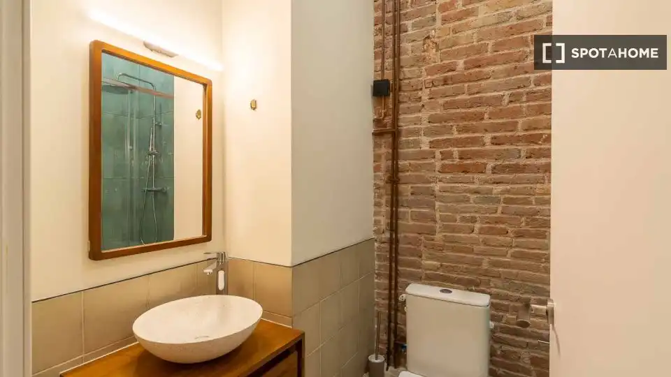 Bathroom of Flat for rent in Barcelona  with Air Conditioner, Heating and Furnished