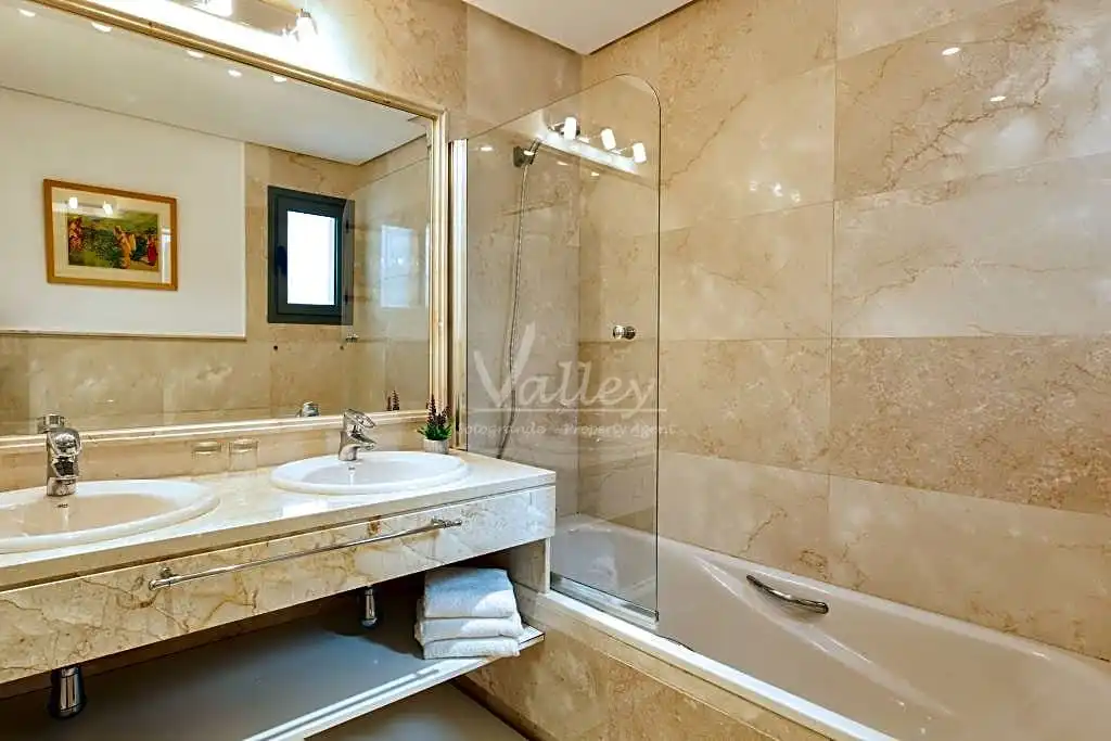 Baño de Ático de alquiler en Sotogrande con Aire acondicionado, Calefacción y Terraza