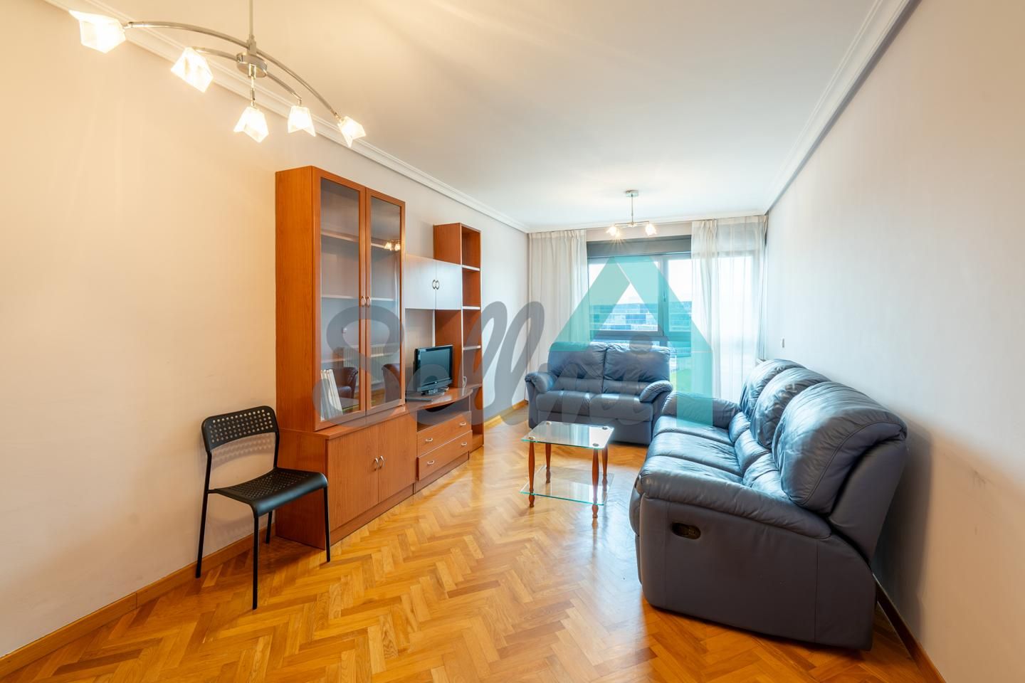 Sala d'estar de Pis de lloguer en Oviedo  amb Calefacció, Parquet i Traster