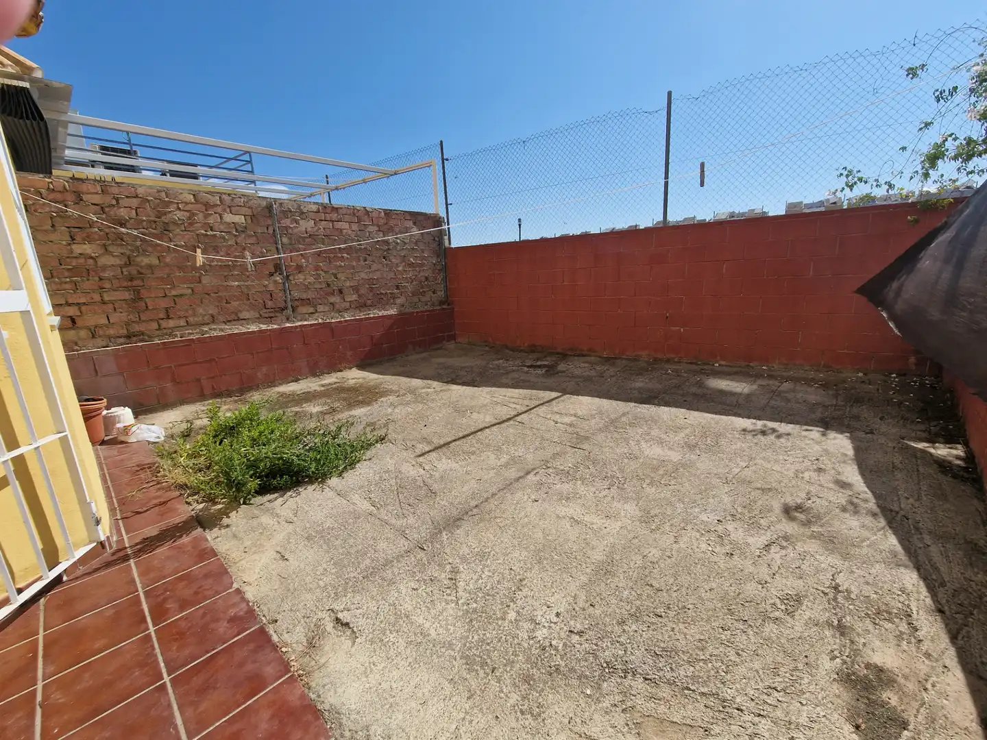Aparcament de Casa adosada en venda en Espartinas amb Aire condicionat, Calefacció i Jardí privat