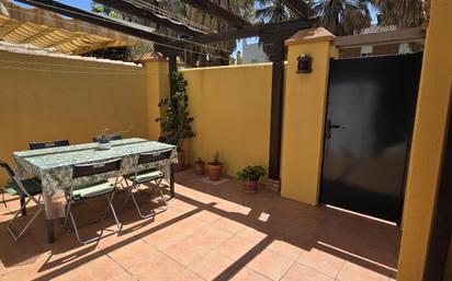 Jardí de Casa adosada en venda en San Fernando amb Aire condicionat, Calefacció i Jardí privat