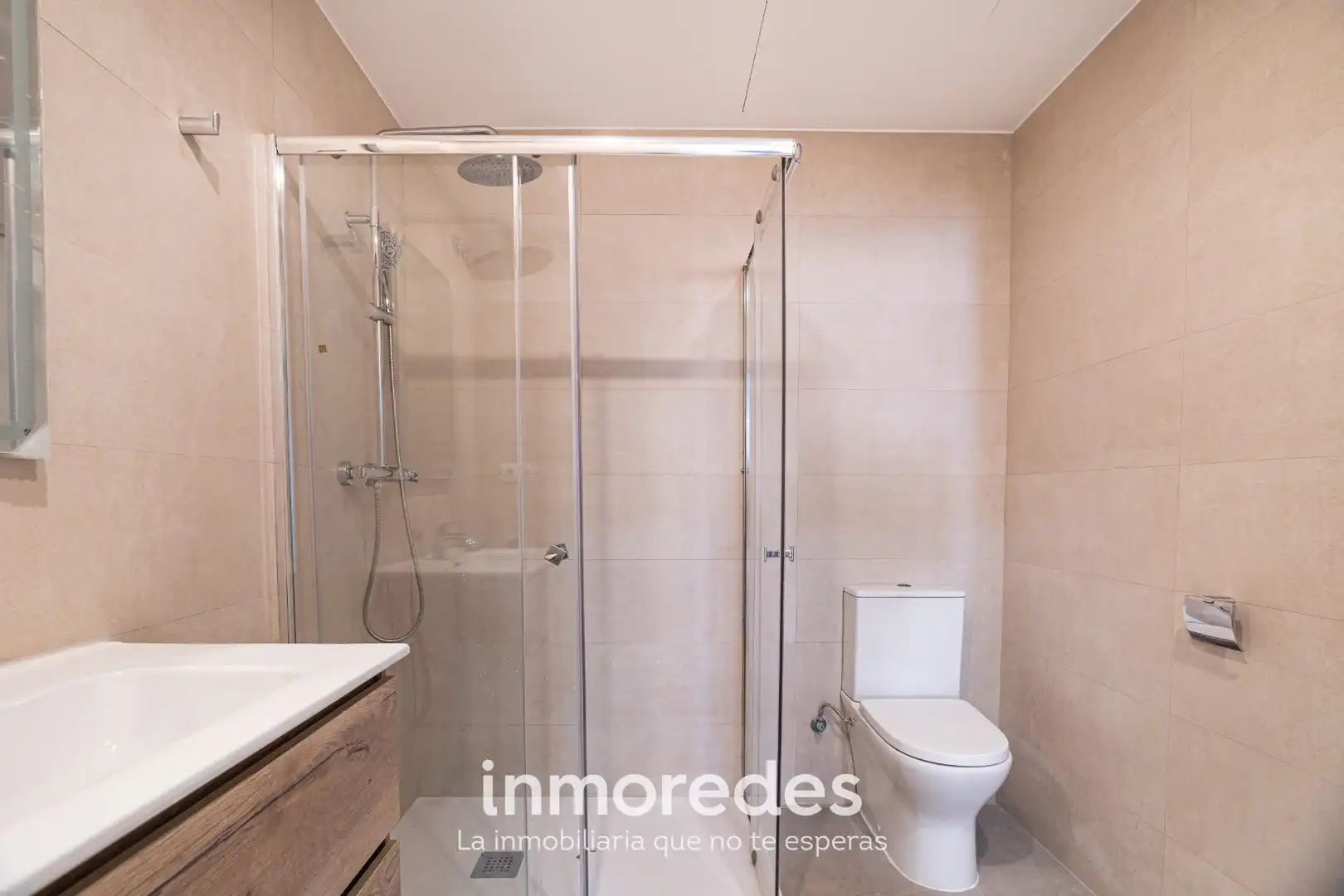 Badezimmer von Wohnung zum Verkauf in Santa Coloma de Gramenet mit Klimaanlage, Parkett und Ofen