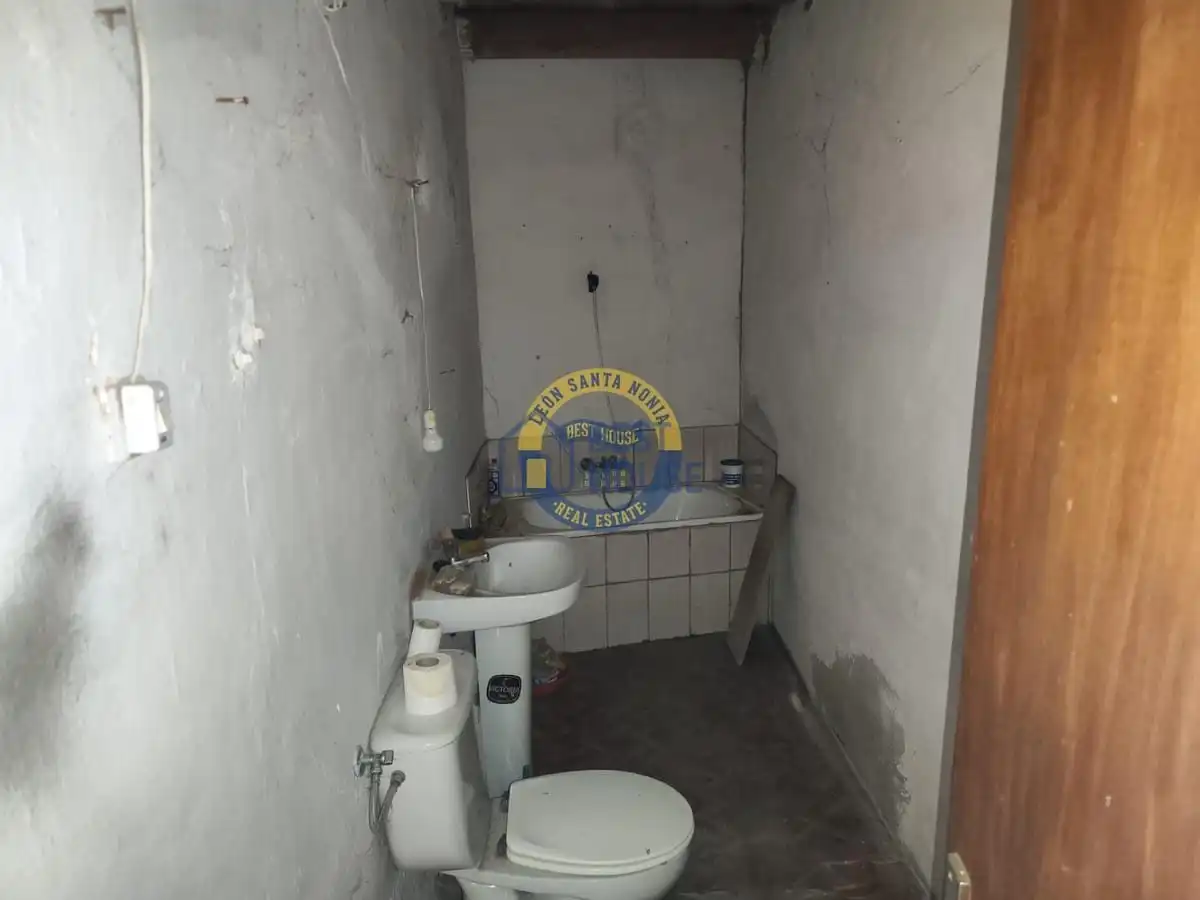Bathroom of Houses for sale in Valdevimbre  with Parquet flooring