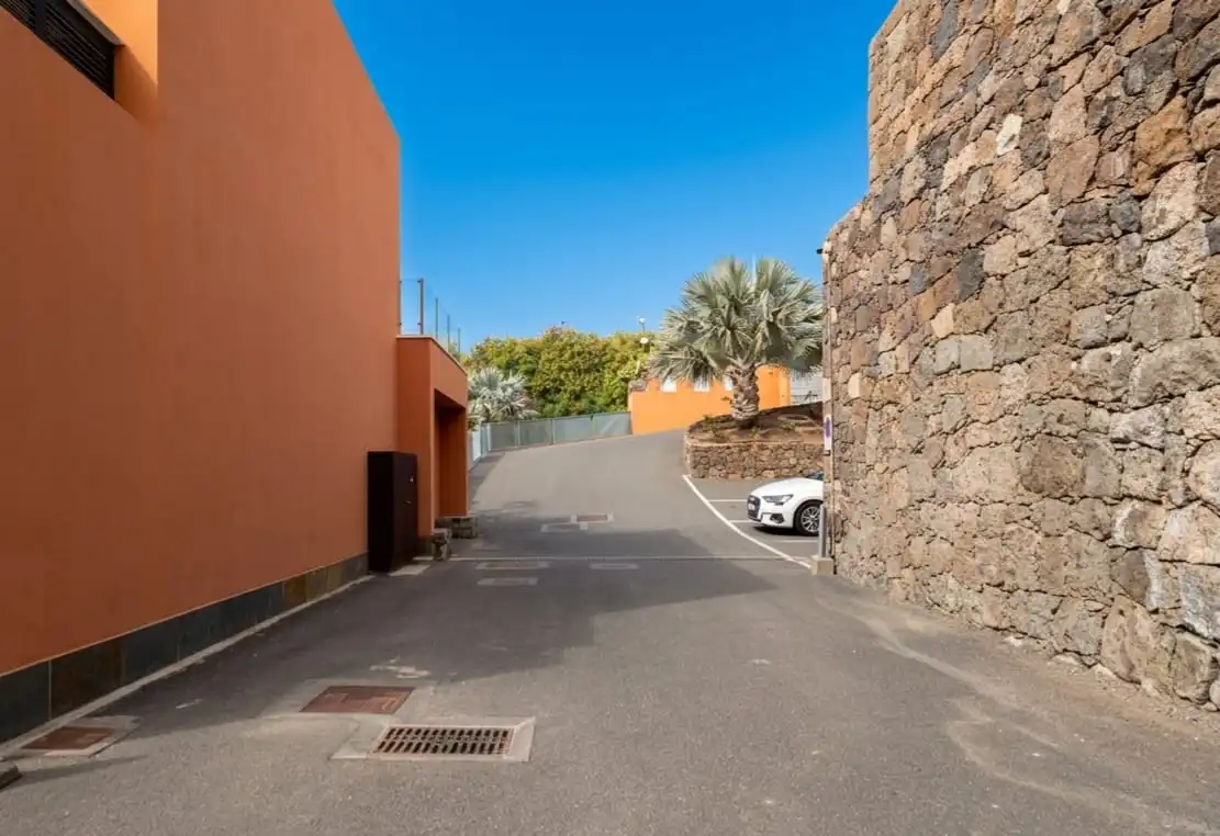 Vista exterior de Casa o xalet en venda en San Bartolomé de Tirajana amb Aire condicionat, Jardí privat i Terrassa