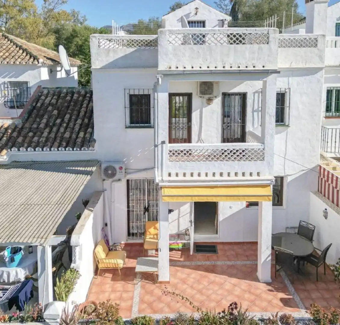 Vista exterior de Casa adosada en venda en Mijas amb Aire condicionat, Terrassa i Piscina