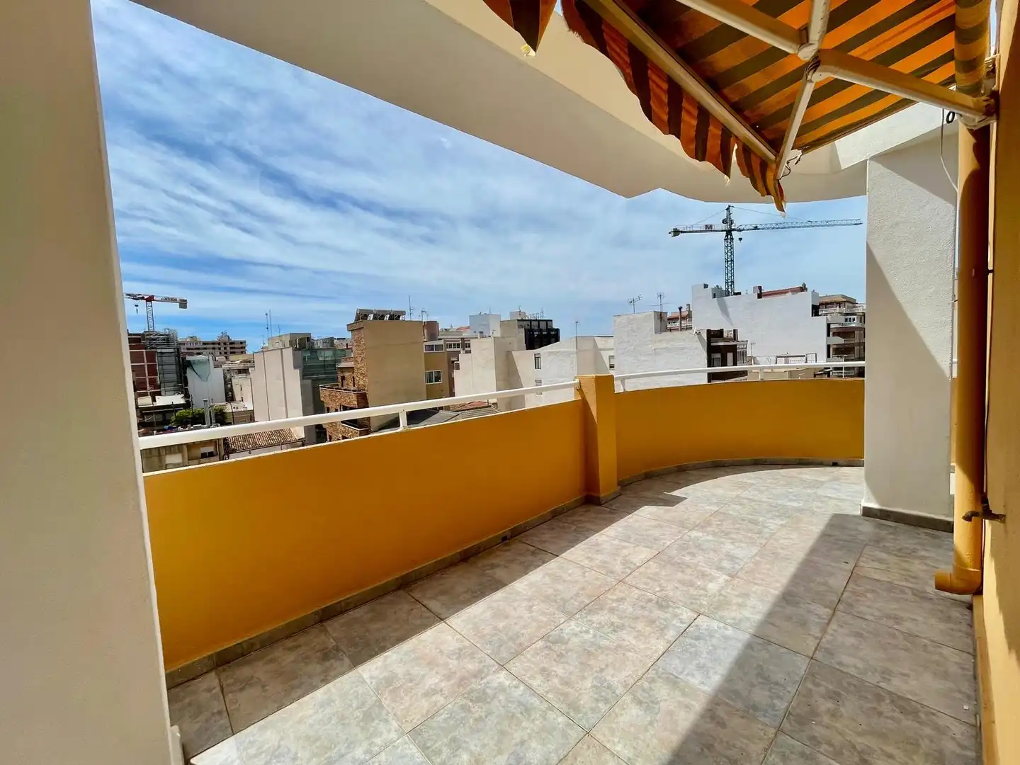 Terrasse von Dachboden zur Miete in Torrevieja mit Klimaanlage, Heizung und Möbliert