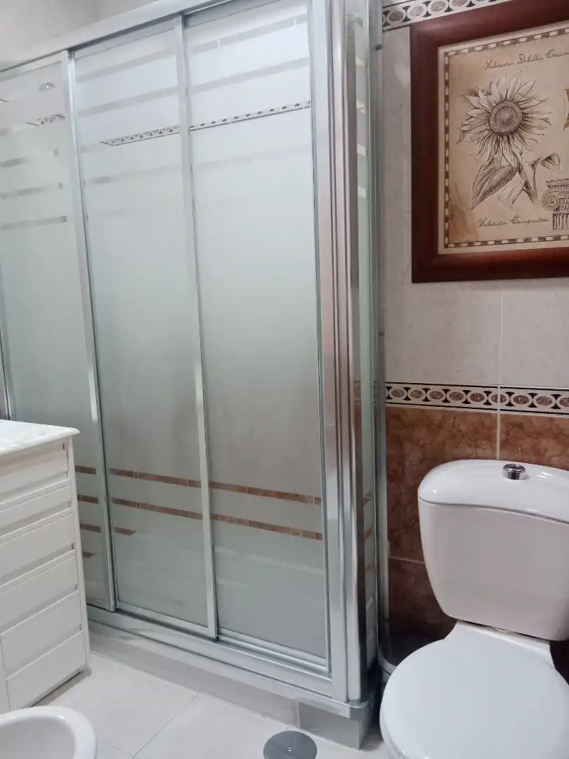 Baño de Piso de alquiler en Coria del Río con Aire acondicionado, Amueblado y Horno
