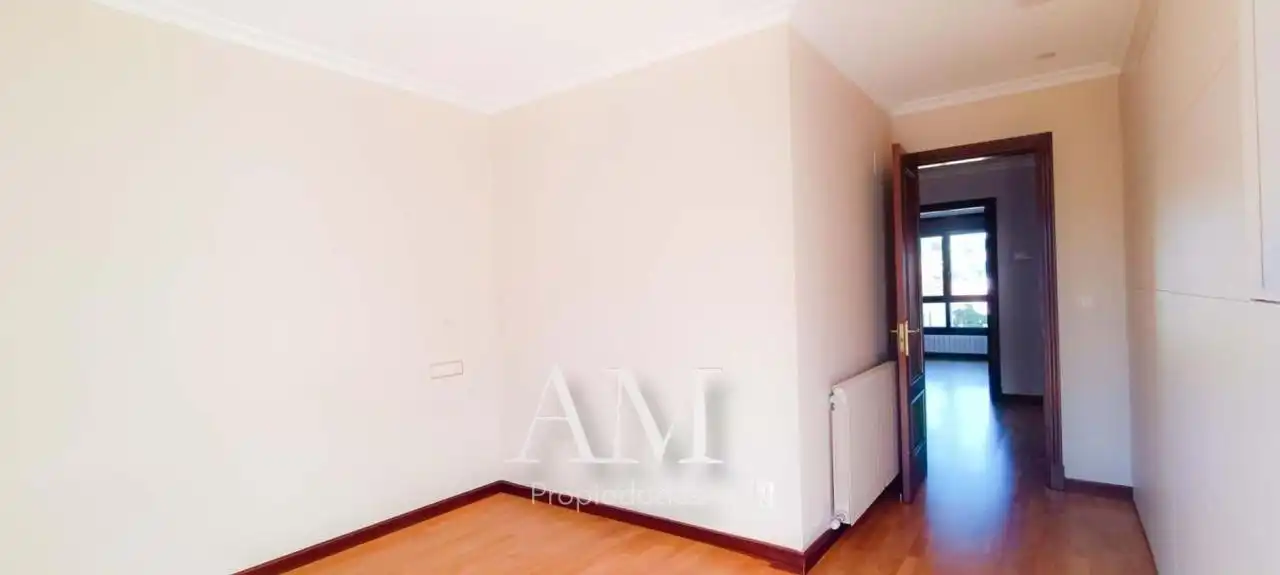 Dormitori de Casa o xalet en venda en Vigo  amb Calefacció, Jardí privat i Terrassa