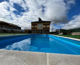 Piscina de Casa o xalet en venda en Carracedelo amb Terrassa, Piscina i Balcó