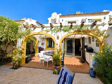 Bungalow con piscina in vendita a Benicolada - Las Adelfas