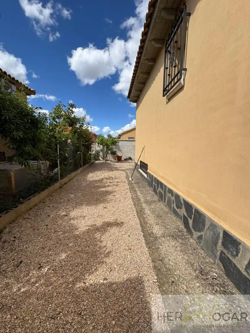 Vista exterior de Casa o chalet en venta en Burguillos de Toledo con Aire acondicionado, Calefacción y Jardín privado