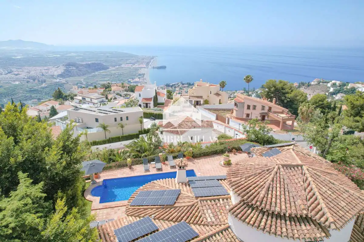 Vista exterior de Casa o xalet en venda en Salobreña amb Jardí privat, Terrassa i Piscina comunitària