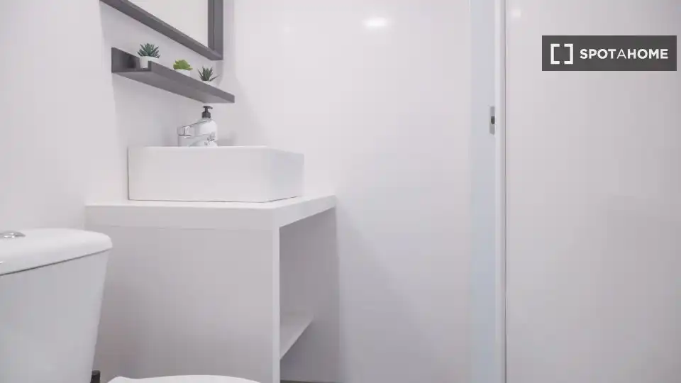 Baño de Piso de alquiler en Madrid con Aire acondicionado, Calefacción y Amueblado