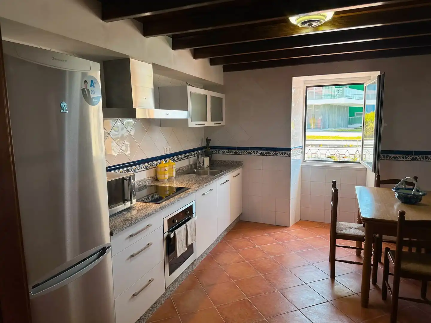 Cuina de Casa adosada de lloguer en Outes amb Moblat, Forn i Microones