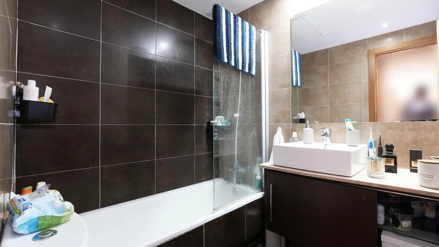 Baño de Ático en venta en Madrid con Calefacción, Terraza y Trastero