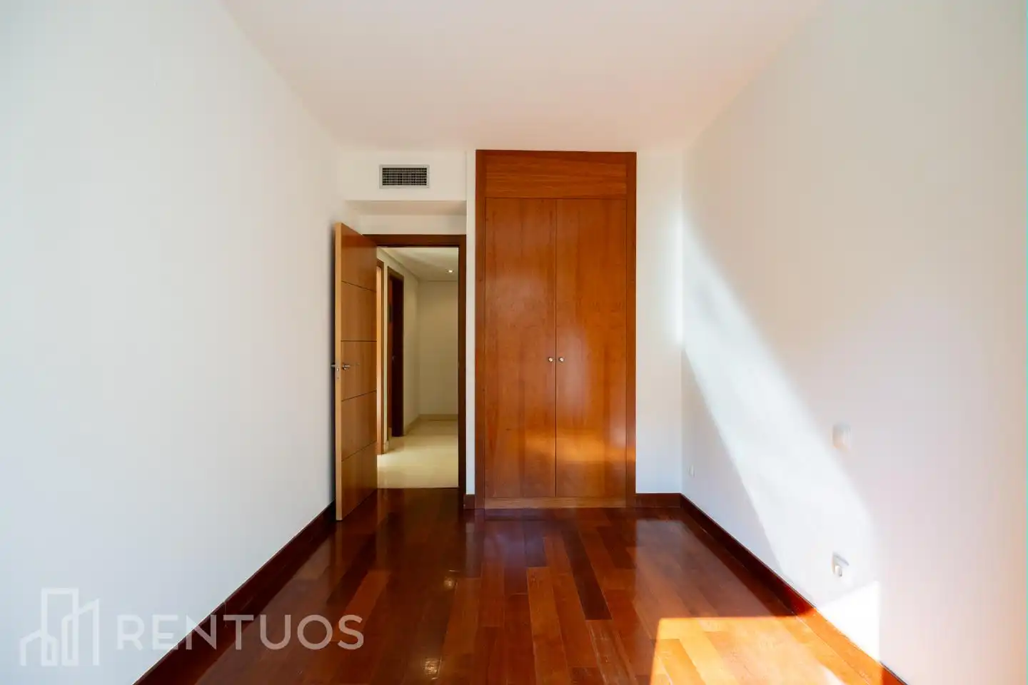 Schlafzimmer von Wohnung zur Miete in Madrid mit Klimaanlage, Parkett und Gemeinschaftspool