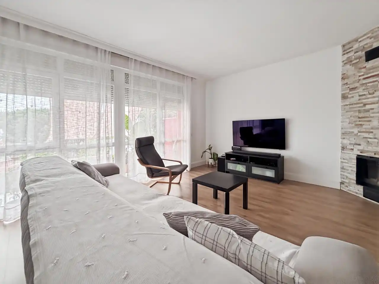 Sala d'estar de Casa o xalet en venda en Collado Mediano amb Aire condicionat, Terrassa i Piscina comunitària