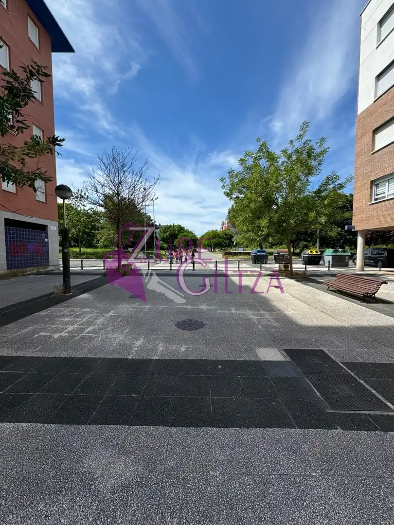 Vista exterior de Pis en venda en Vitoria - Gasteiz amb Calefacció, Traster i Moblat