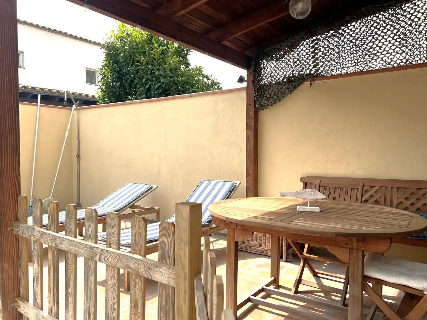 Terrasse von Einfamilien-Reihenhaus zum Verkauf in Sant Pere Pescador mit Klimaanlage, Heizung und Terrasse