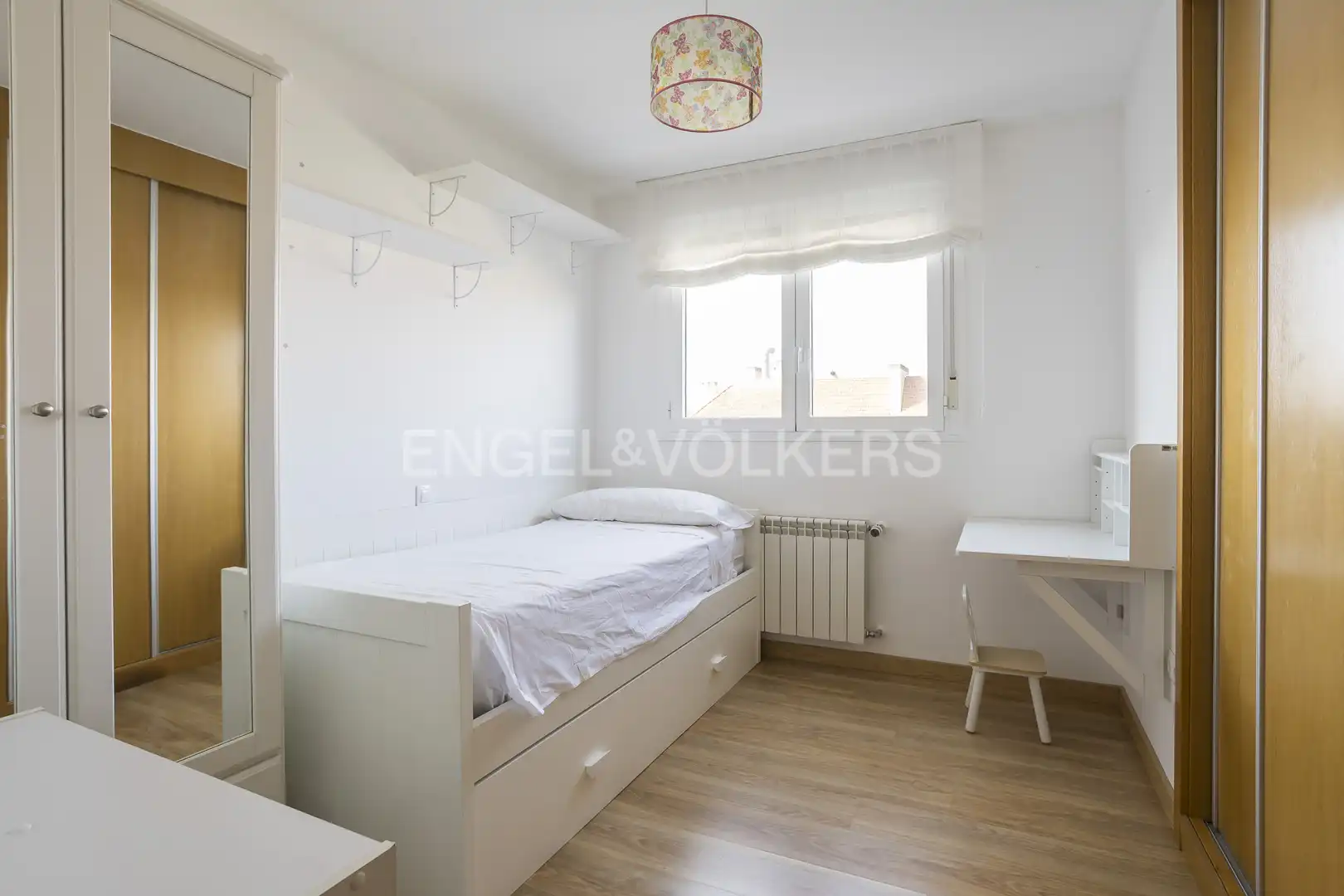 Schlafzimmer von Dachboden zur Miete in Madrid mit Klimaanlage, Heizung und Terrasse