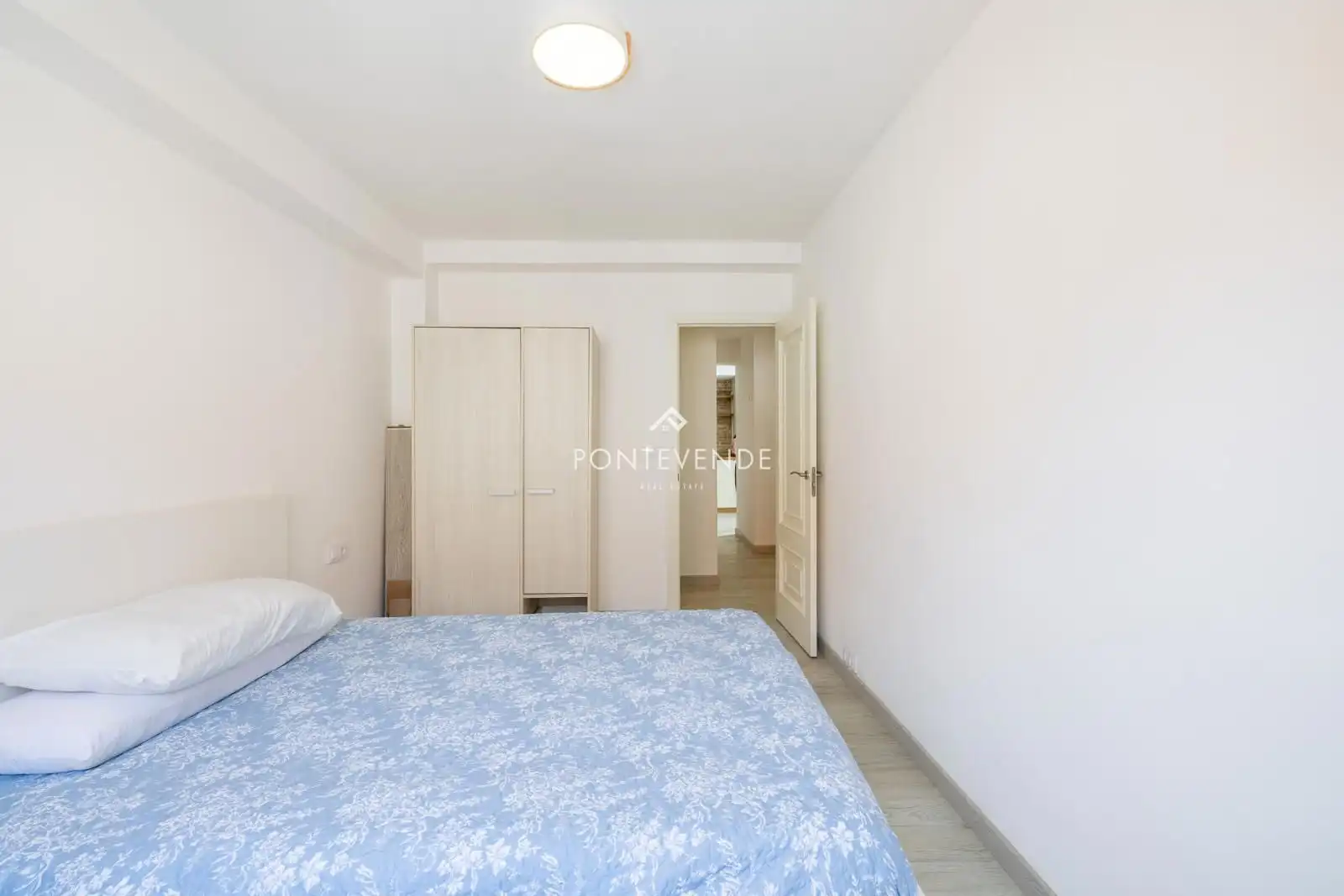 Habitación de Piso en venta en Pontevedra Capital  con Calefacción, Trastero y Amueblado