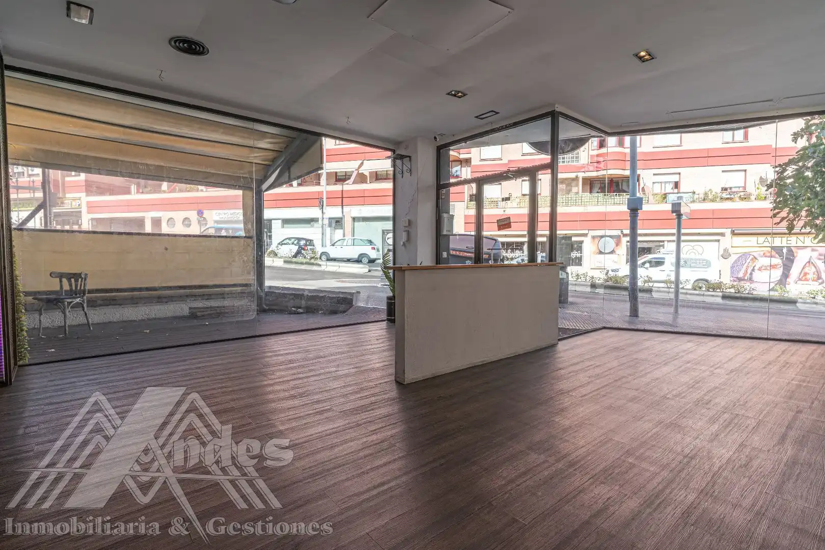 Local comercial de lloguer a Rosalia de Castro