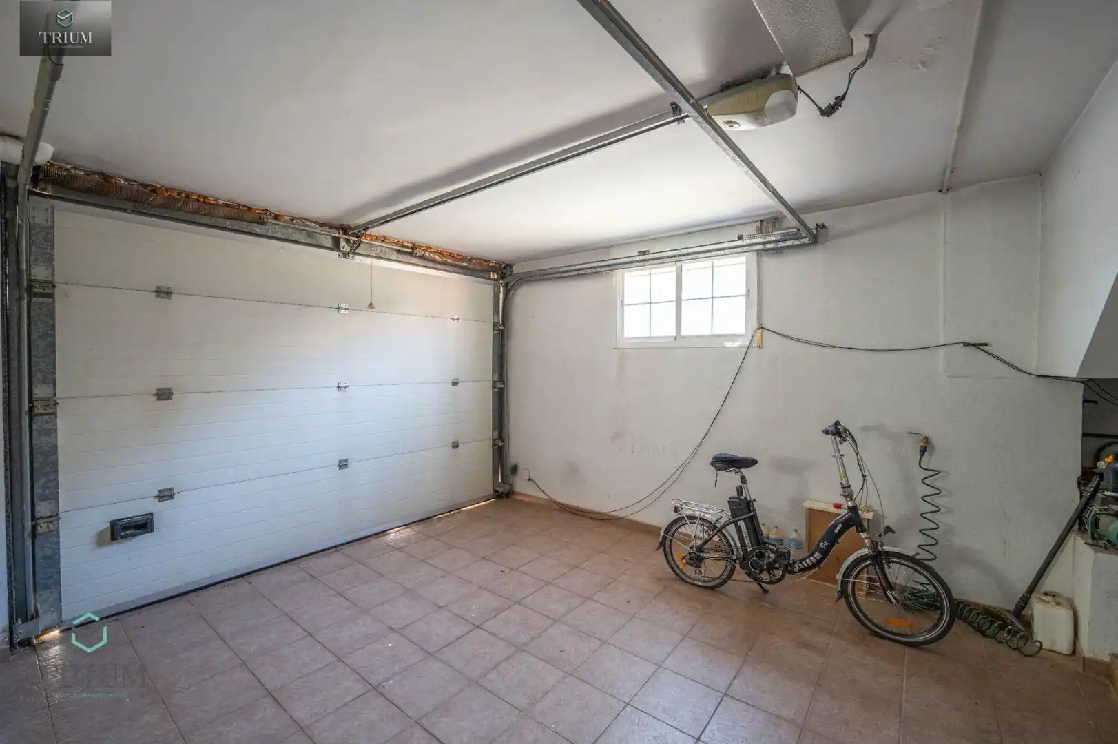 Parkplatz von Einfamilien-Reihenhaus zum Verkauf in Huétor Vega mit Klimaanlage, Privatgarten und Terrasse