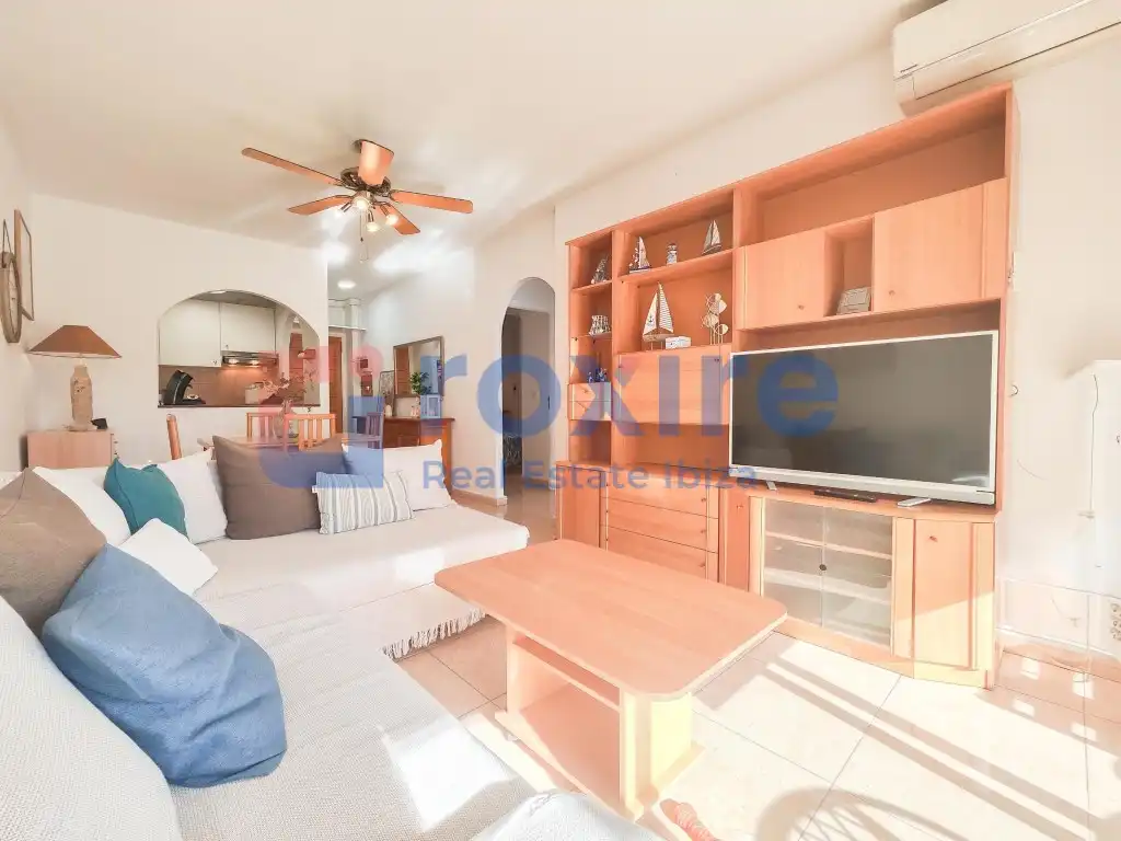 Sala d'estar de Apartament de lloguer en Sant Antoni de Portmany amb Aire condicionat, Terrassa i Moblat