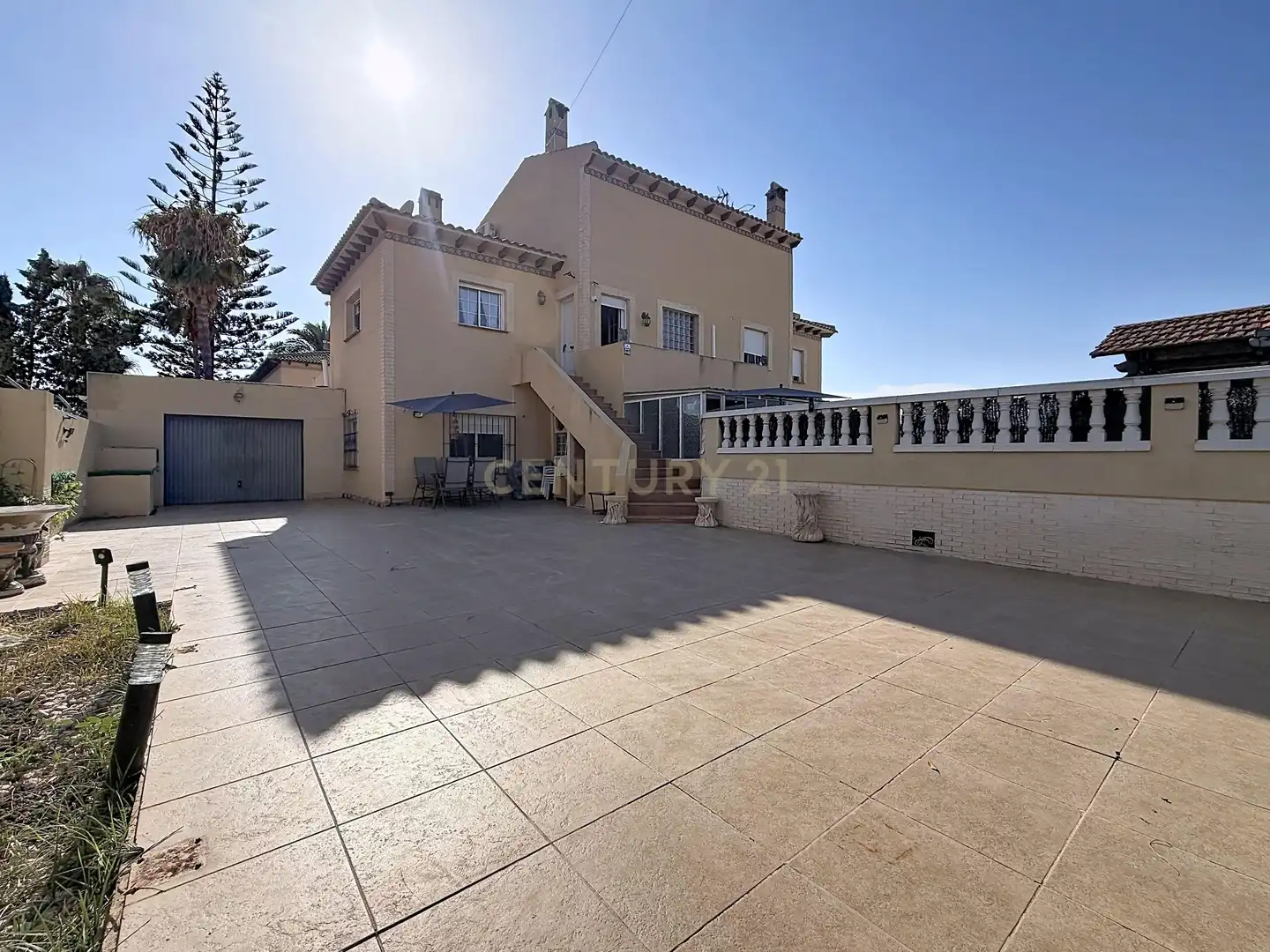 Vista exterior de Casa o xalet en venda en Torrevieja amb Aire condicionat, Jardí privat i Piscina