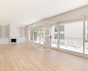 Sala d'estar de Pis en venda en  Barcelona Capital amb Aire condicionat, Calefacció i Jardí privat
